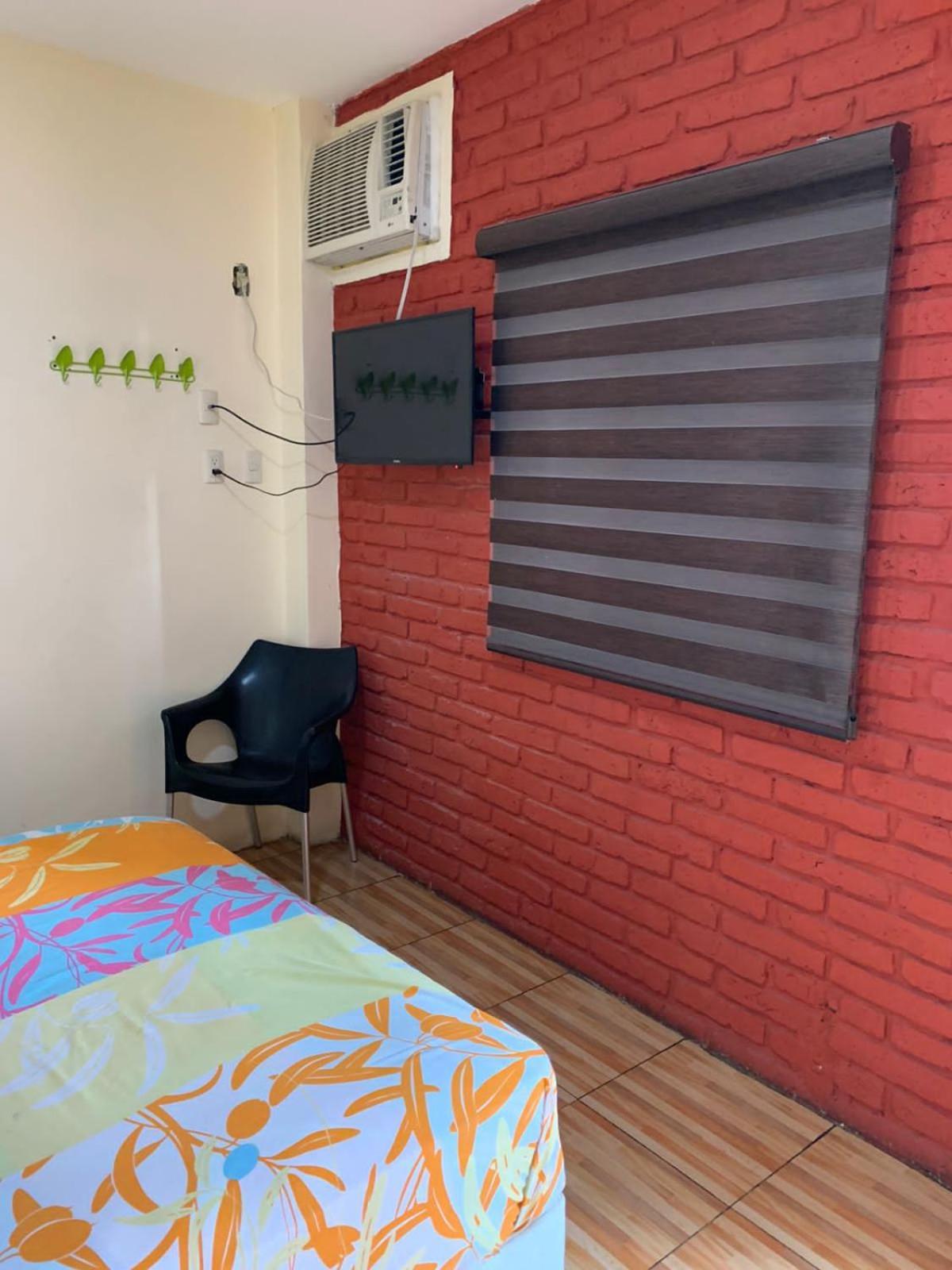 Отель Hostal Las Velas Манта Экстерьер фото