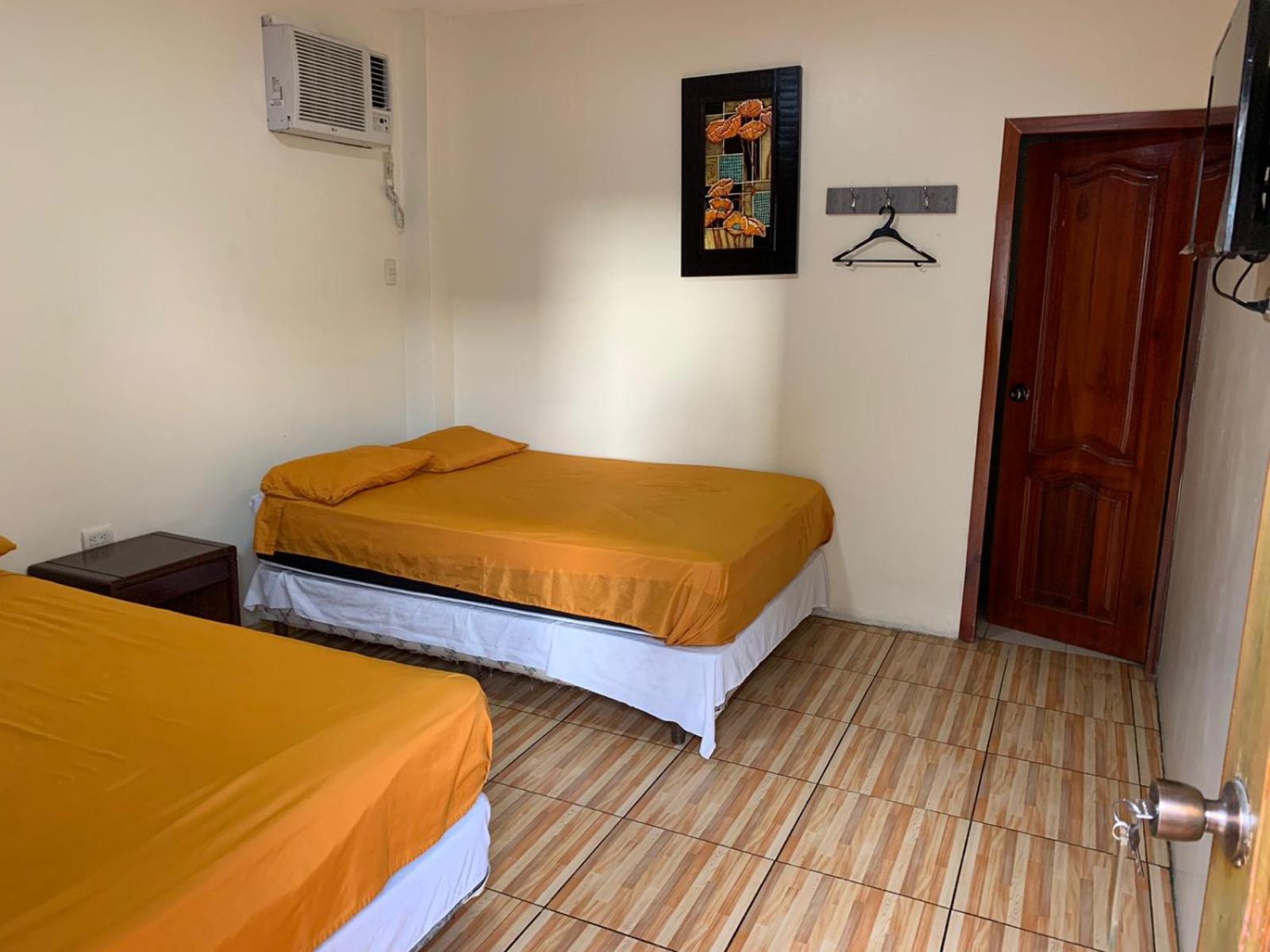 Отель Hostal Las Velas Манта Экстерьер фото