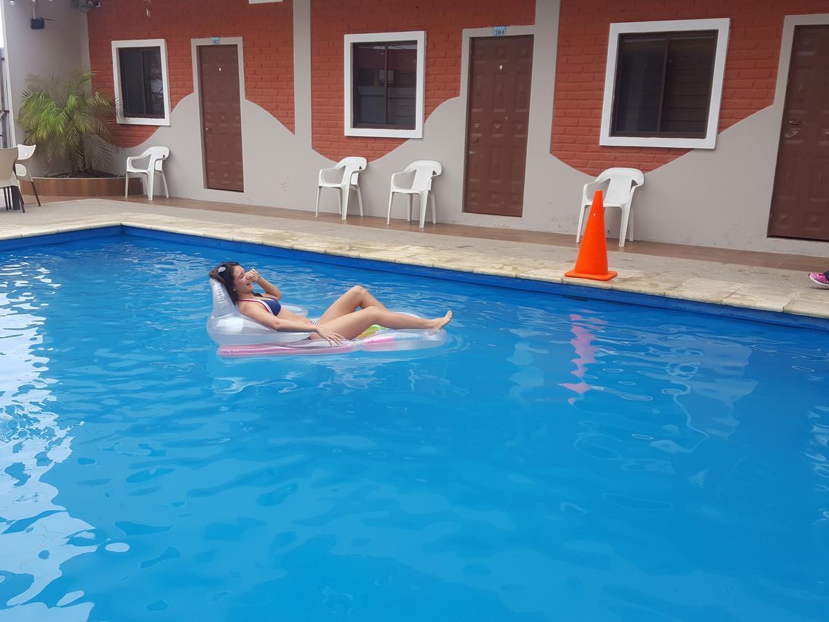 Отель Hostal Las Velas Манта Экстерьер фото