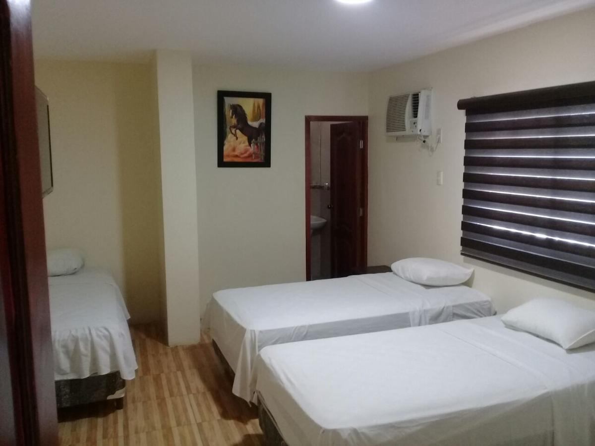 Отель Hostal Las Velas Манта Экстерьер фото